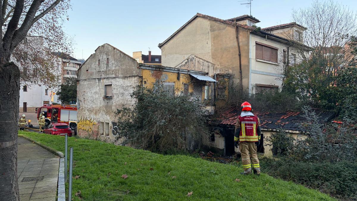 Los bomberos en el lugar del incendio.