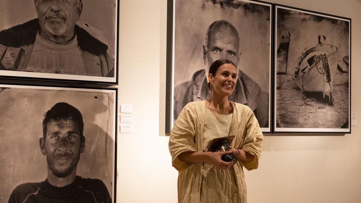 Die Fotografin Lola Álvarez führte durch die Ausstellung.