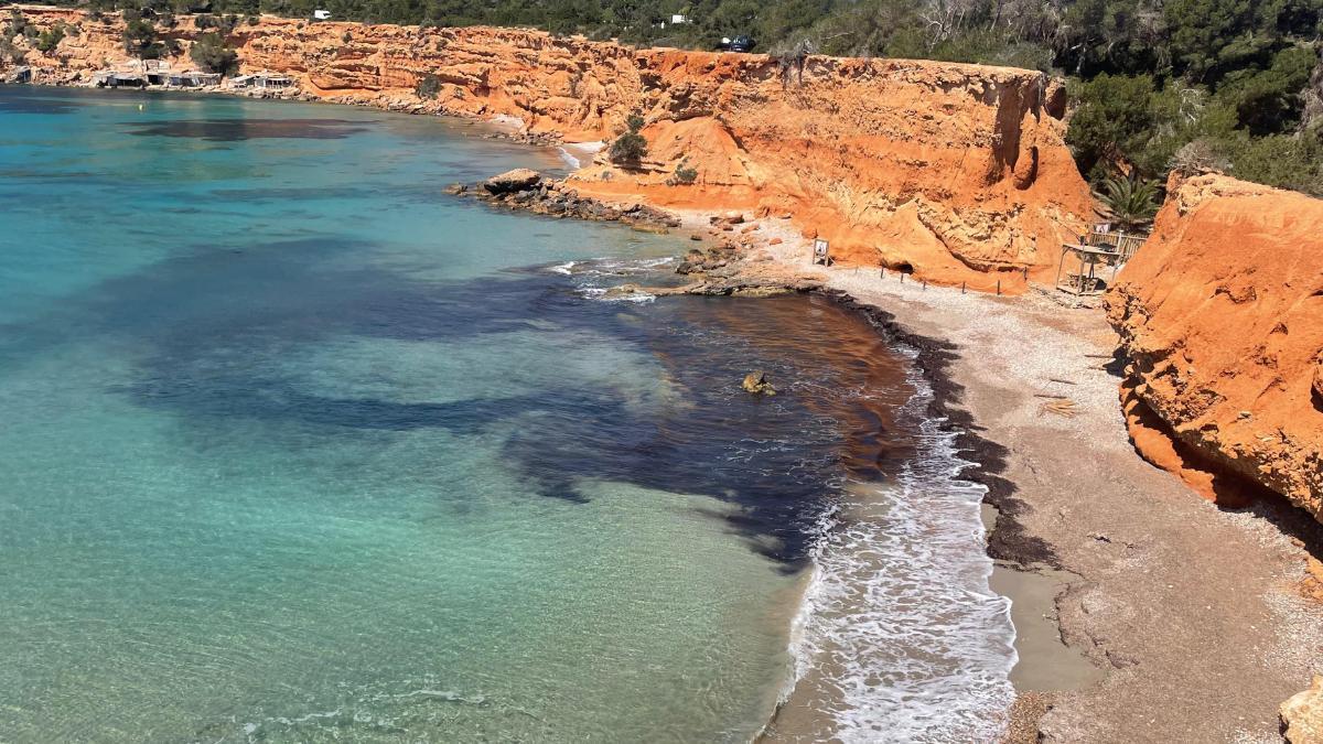 Playa de es Bol Nou cerrada por peligro de desprendimientos.