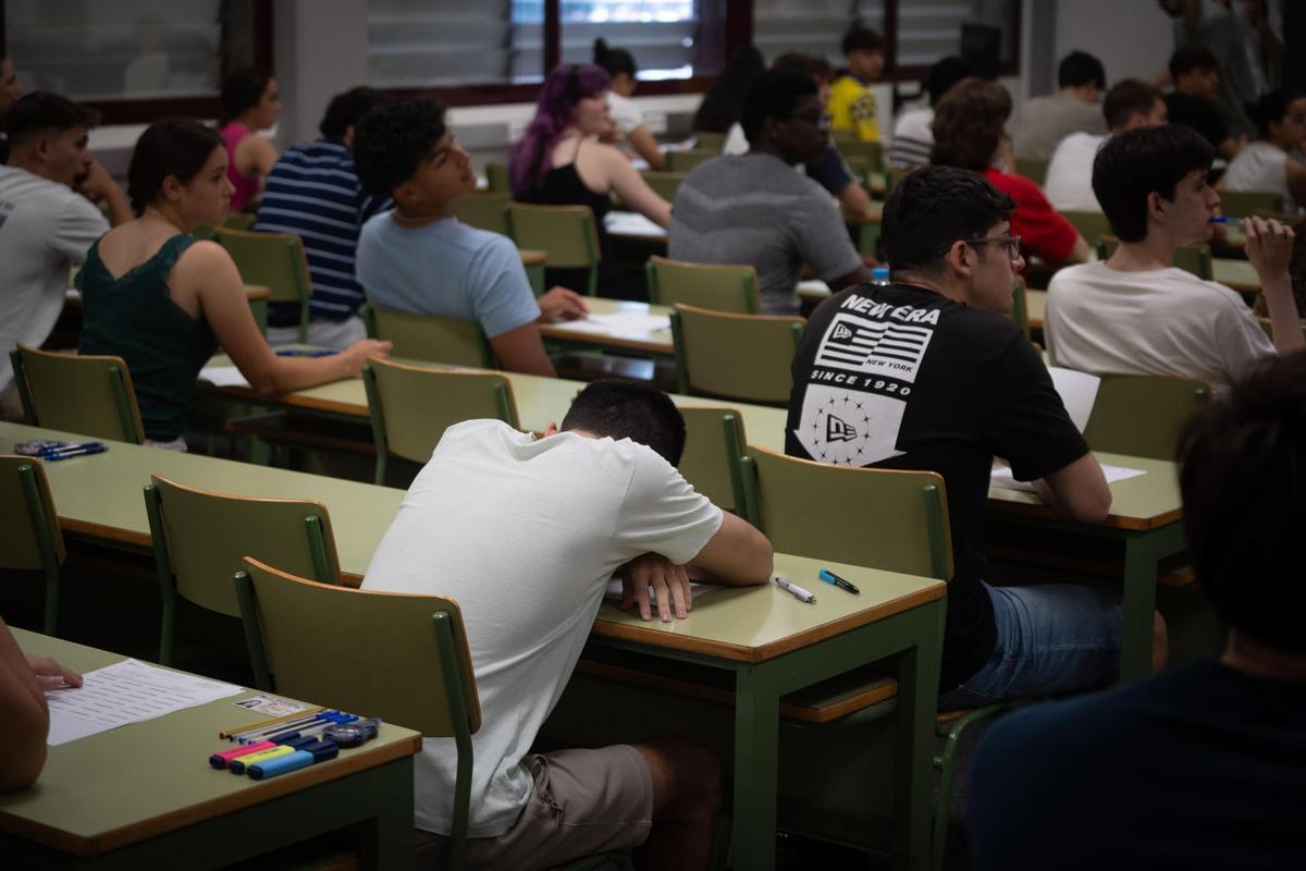 Varios alumnos en un aula durante un examen en imagen de archivo.