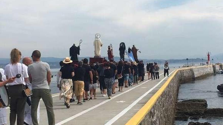 Muelle de Ons, el verano en la procesión de San Xaquín. // FdV