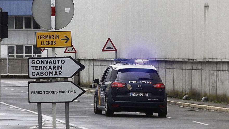 Un vehículo de la Policía Nacional circula por el interior del Puerto de Marín. // Santos Álvarez