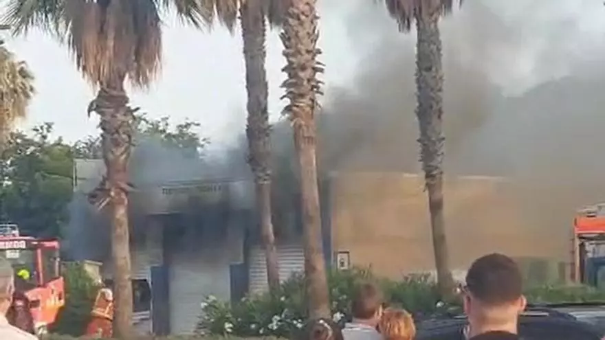 Un incendio junto al centro comercial Bonaire provoca una gran columna de humo negro