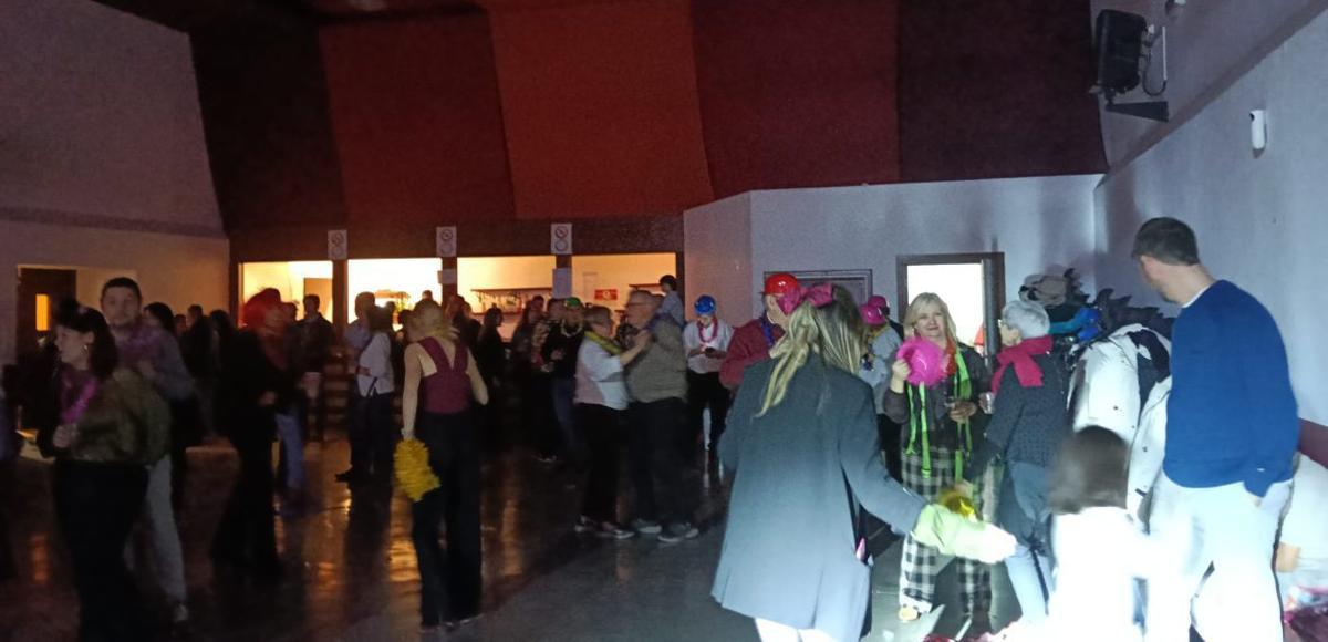 La orquesta Flashback animó la fiesta de cotillón.