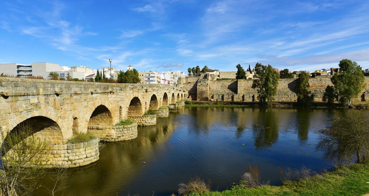 El antiguo Puente Romano de Mérida sobre el río Guadiana