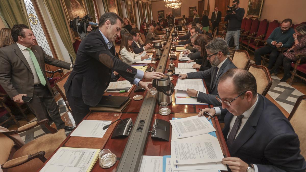 La corporación municipal, esta mañana, al inicio del Pleno de aprobación del presupuesto, con el concejal Javier Cuesta a la izquierda y Mario Arias, a la derecha, en primer término.