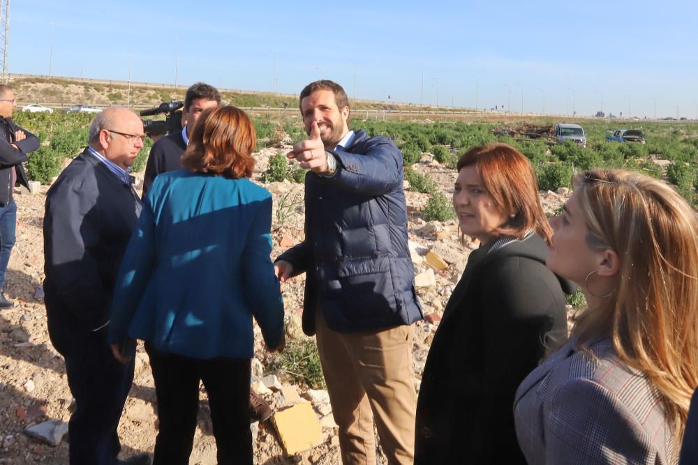 Pablo Casado, Isabel Bonig y Carlos Mazón visitan la zona en la que se rompió la mota del río en Almoradí