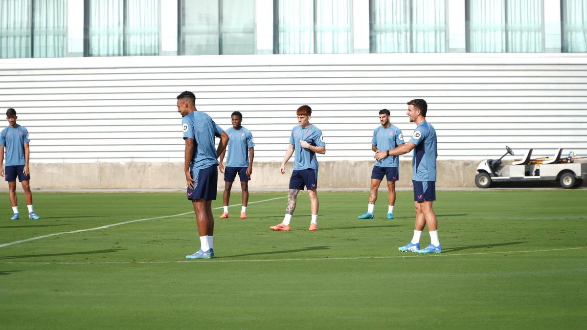 Valentín Barco regresa a los entrenamientos del Sevilla en la sesión previa a viajar a Vitoria