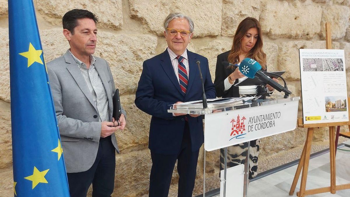 Juan Retamosa, Salvador Fuentes y Rocío Oria presentan el proyecto de rehabilitación energética para varias viviendas de Ciudad Jardín.