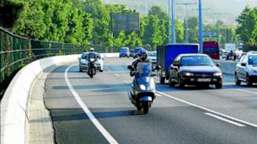 Las motocicletas podrán circular por el arcén si hay retención de tráfico