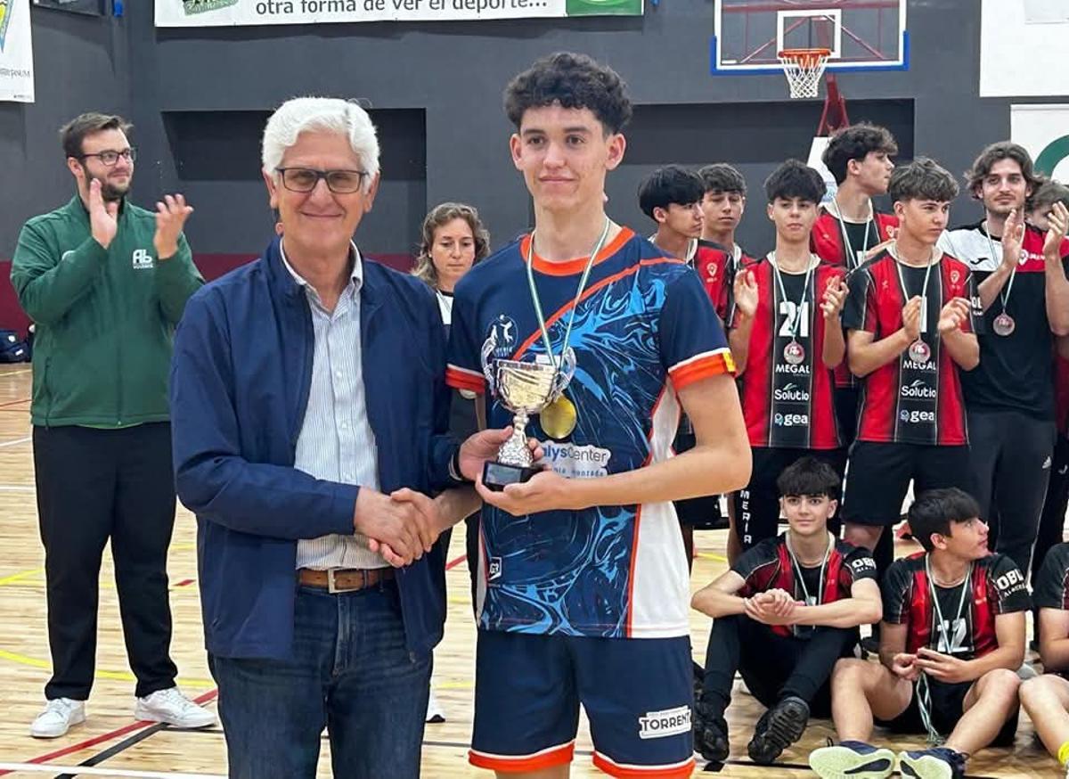 Germán Quintero, en el centro, tras recibir el premio al mejor jugador.