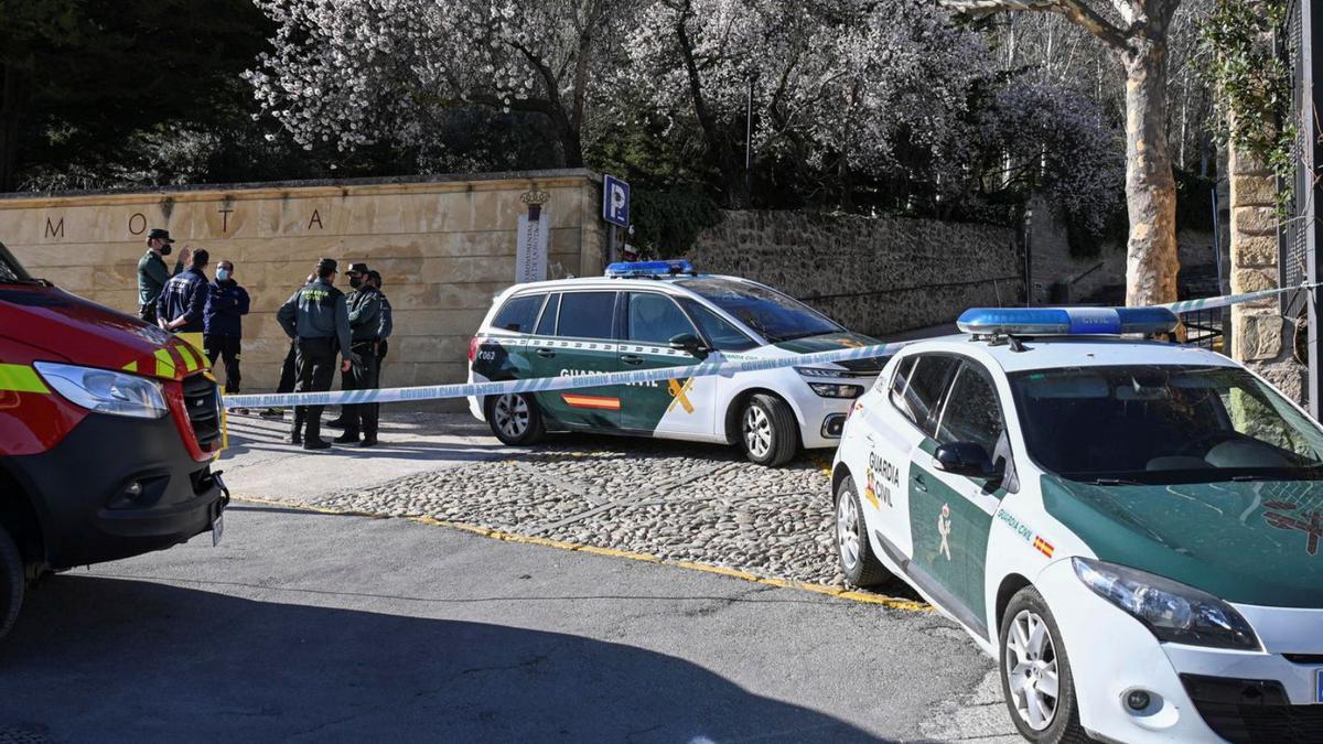 Agentes de la Guardia Civil y bomberos, en los alrededores de la iglesia donde apareció el cadáver desnudo de la menor asesinada. |  // EFE