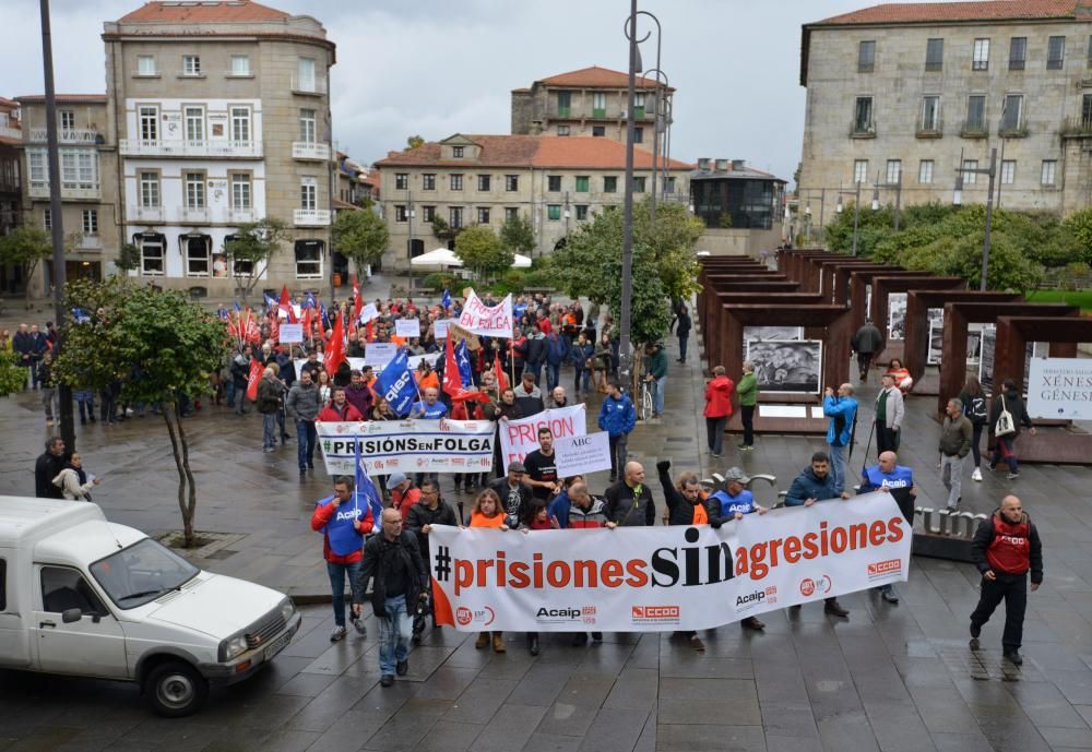 Los funcionarios de prisiones en huelga llevan sus protestas a las calles de Pontevedra