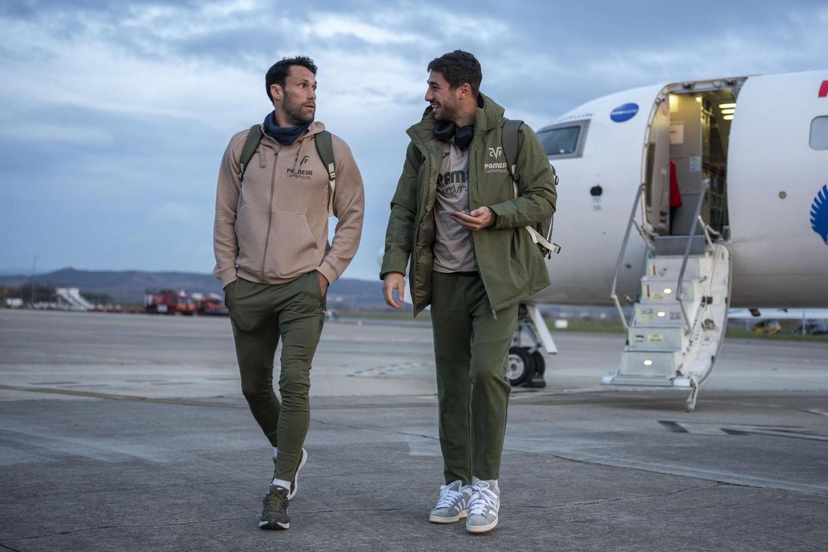 Pedraza y Comesaña, jugadores del Villarreal, a la llegada al aeropuerto de Vitoria.