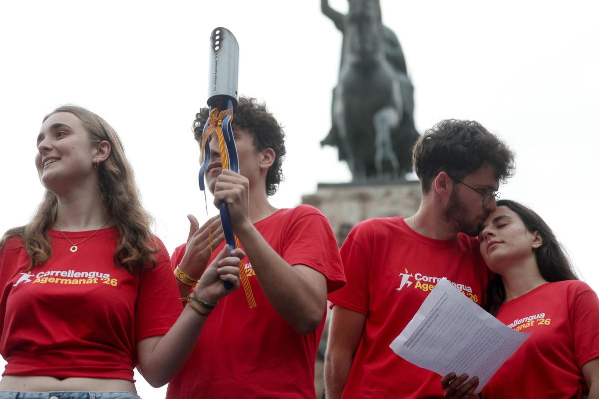 Miles de personas llenan Palma en defensa del catalán