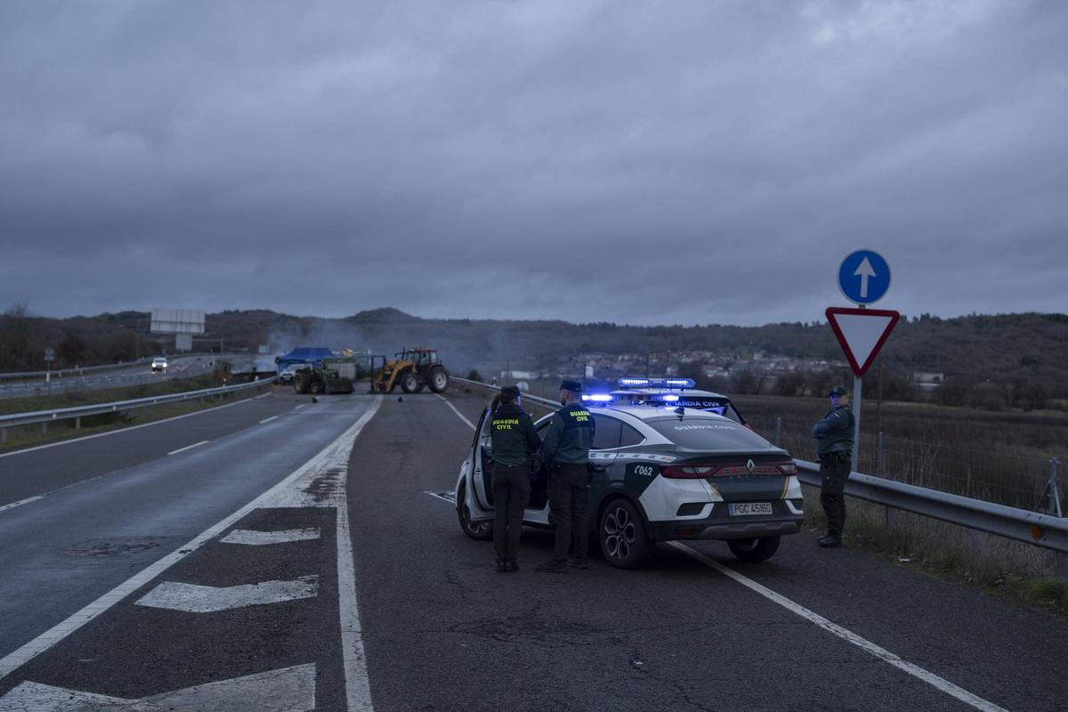 Tractores cortan el sentido Ourense-Porriño de la A-52 en Trasmiras (Ourense) durante la mañana del lunes