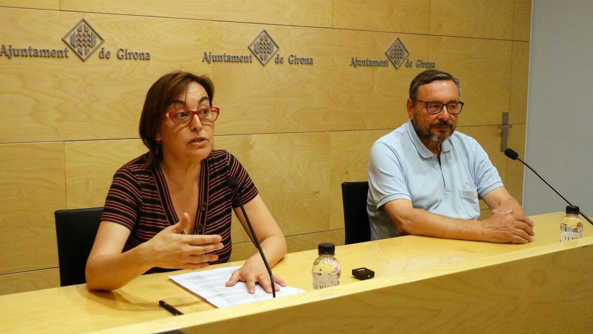 La portaveu del PSC a l&#039;Ajuntament de Girona, Sílvia Paneque, i el regidor Joan Antoni Balbín, durant la roda de premsa sobre propostes en polítiques d&#039;habitatge