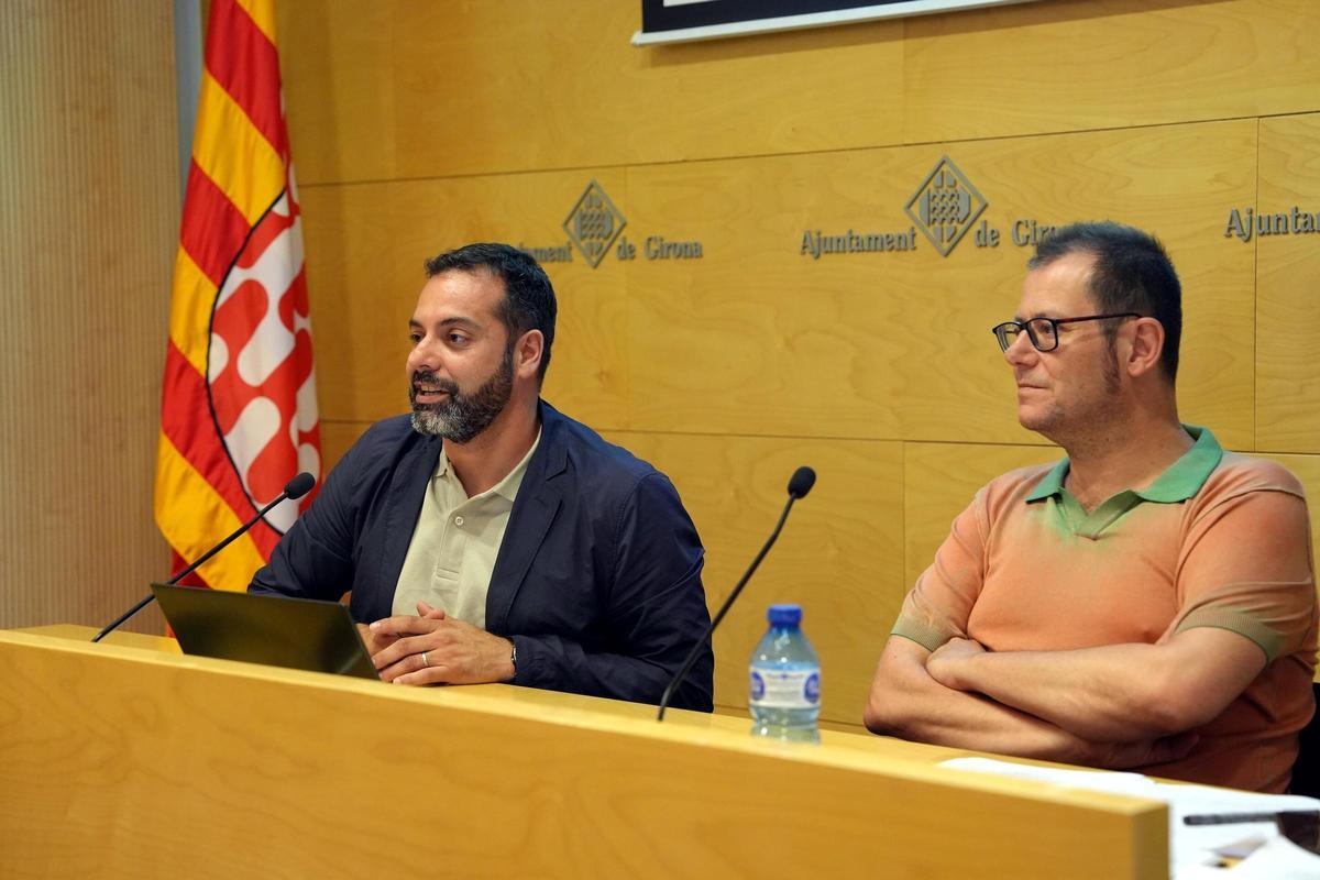 A l'esquerra, el tinent d'alcalde i regidor de Cultura de l'Ajuntament de Girona, Quim Ayats i Bartrina. A la dreta, el nou director del Bòlit, Oriol Fontdevila i Subirana.