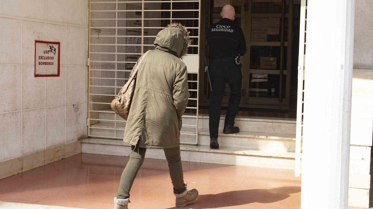 Alzira. Comparecencia de imputación de delitos por la ley de jurado en el juzgado número 4 de instrucción de Alzira, David .S. O., El Tuvi Comparecencia, imputación, delitos. Madre del Tuvi. PERALES IBORRA