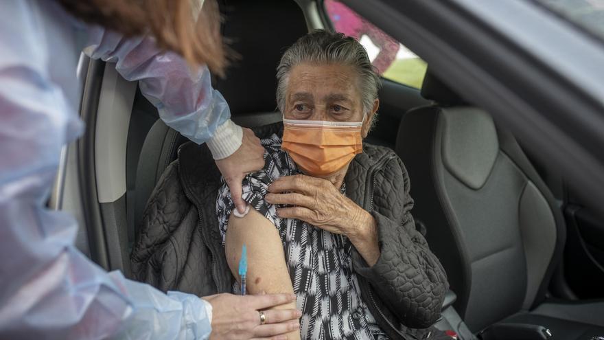 La campaña de vacunación coge ritmo en Galicia, pero menos que en el resto de España