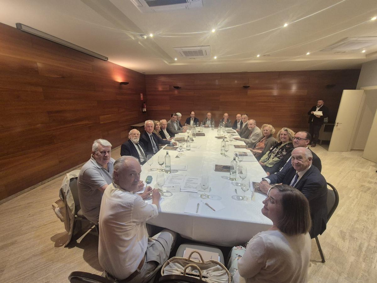 Miembros del patronato de la Fundación Valdés-Salas, en la reunión de este viernes.