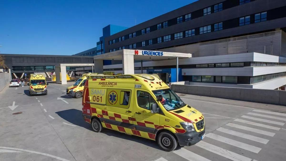 Una ambulancia del 061 en el Hospital Can Misses de Ibiza