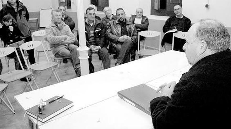 Dionisio Blanco, en primer término, durante la charla que impartió el sábado en Collera.