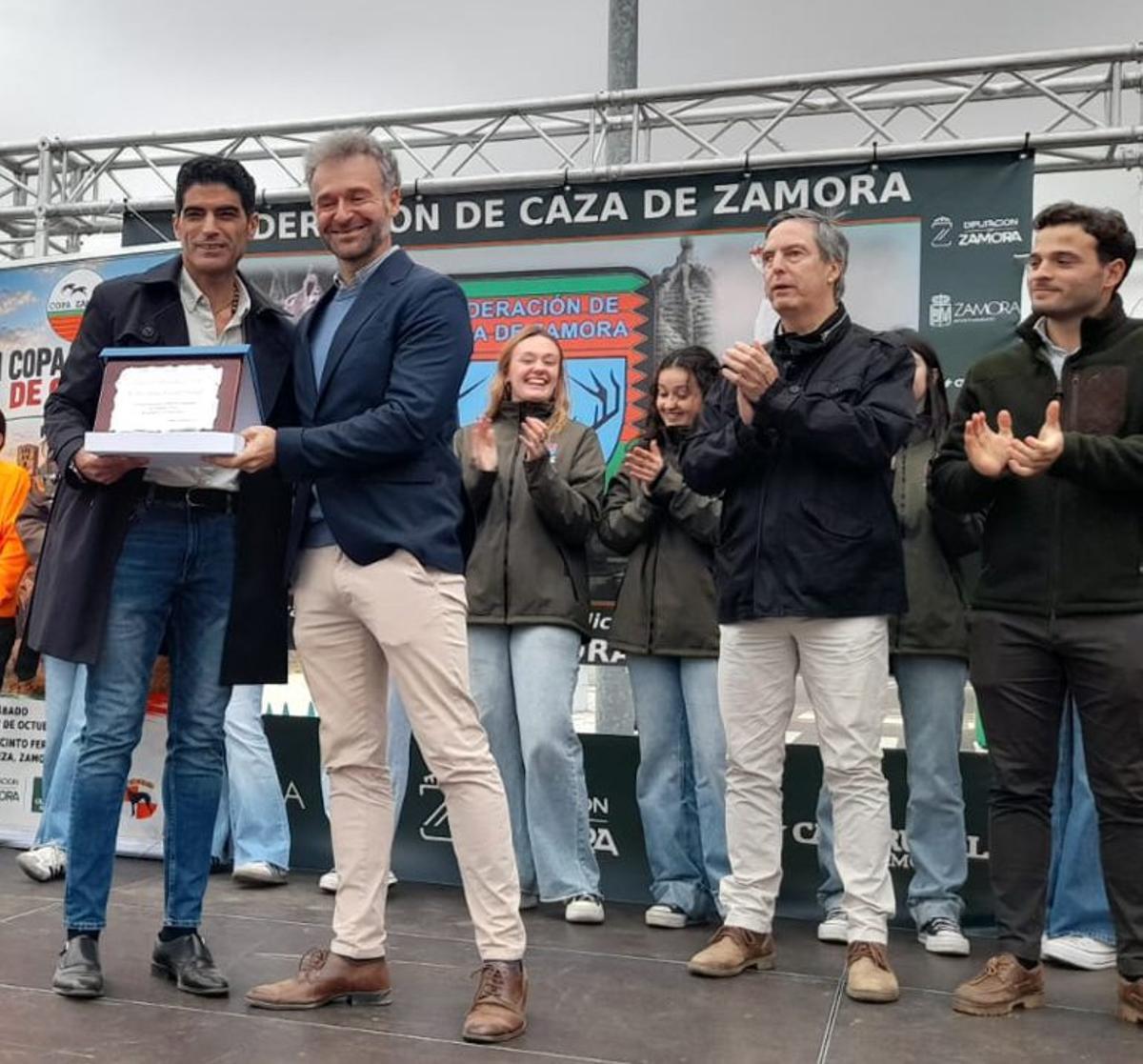 El torero Javier Rodríguez Pascual recibió una placa de manos del presidente de la Federación Española. | LOZ