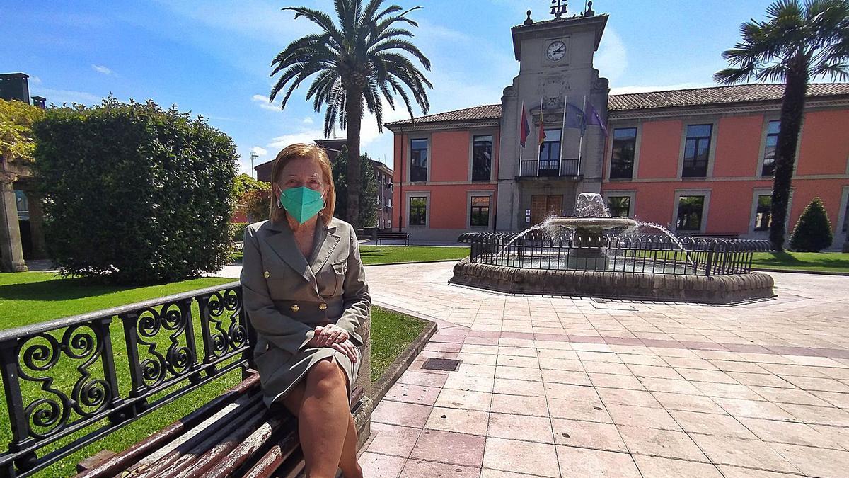 La alcaldesa, Amparo Antuña, en la plaza del Ayuntamiento de Noreña. | Franco Torre