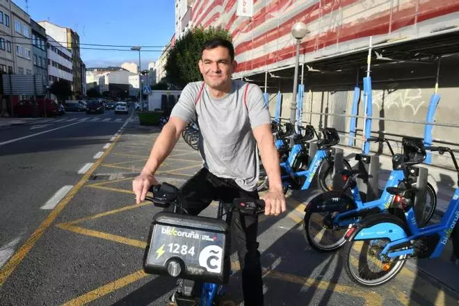 Meicende estrena el primer intercambiador de bicis entre Arteixo y A Coruña: "Muchos la cogemos para ir a trabajar"