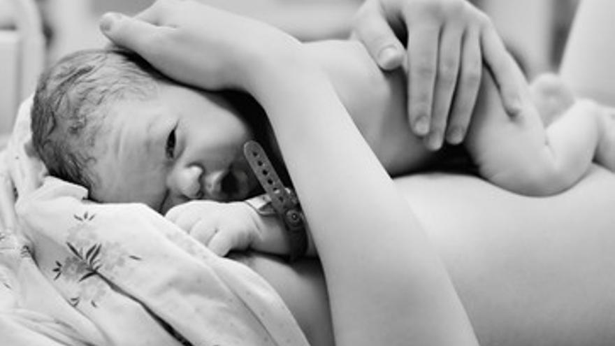 El recién nacido se mantiene piel con piel con la madre tras el nacimiento.