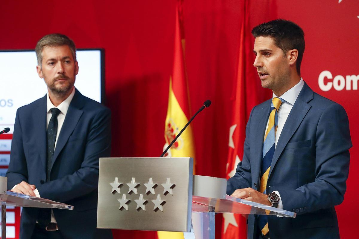El consejero de Educación, Emilio Viciana, junto al de Presidencia, Miguel Ángel García, en rueda de prensa tras Consejo de Gobierno de la Comunidad de Madrid.