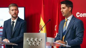El consejero de Educación, Emilio Viciana, junto al de Presidencia, Miguel Ángel García, en rueda de prensa tras Consejo de Gobierno de la Comunidad de Madrid.