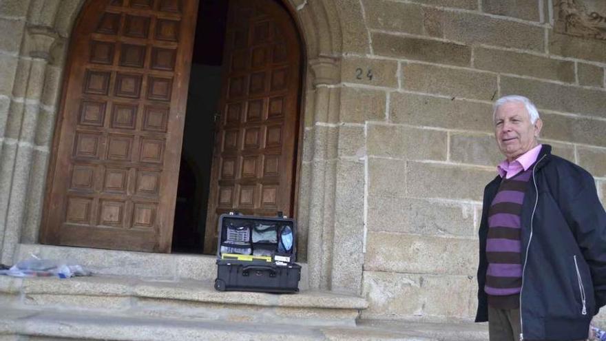 Un vecino a la puerta de la iglesia de Requejo donde la Guardia Civil toma huellas.