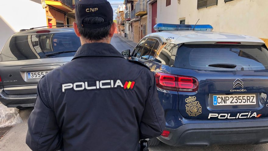 Two young men arrested when they tried to hide a kilo of hashish in Tenerife