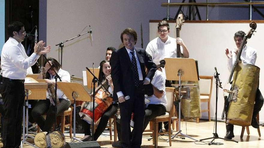 La Orquesta de Instrumentos Reciclados durante una actuación con Raphael.