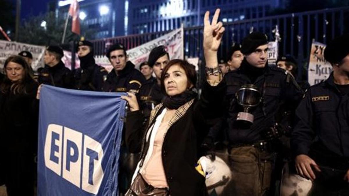 Una manifestante hace el signo de la victoria en la protesta contra el desalojo de la ERT, este jueves.