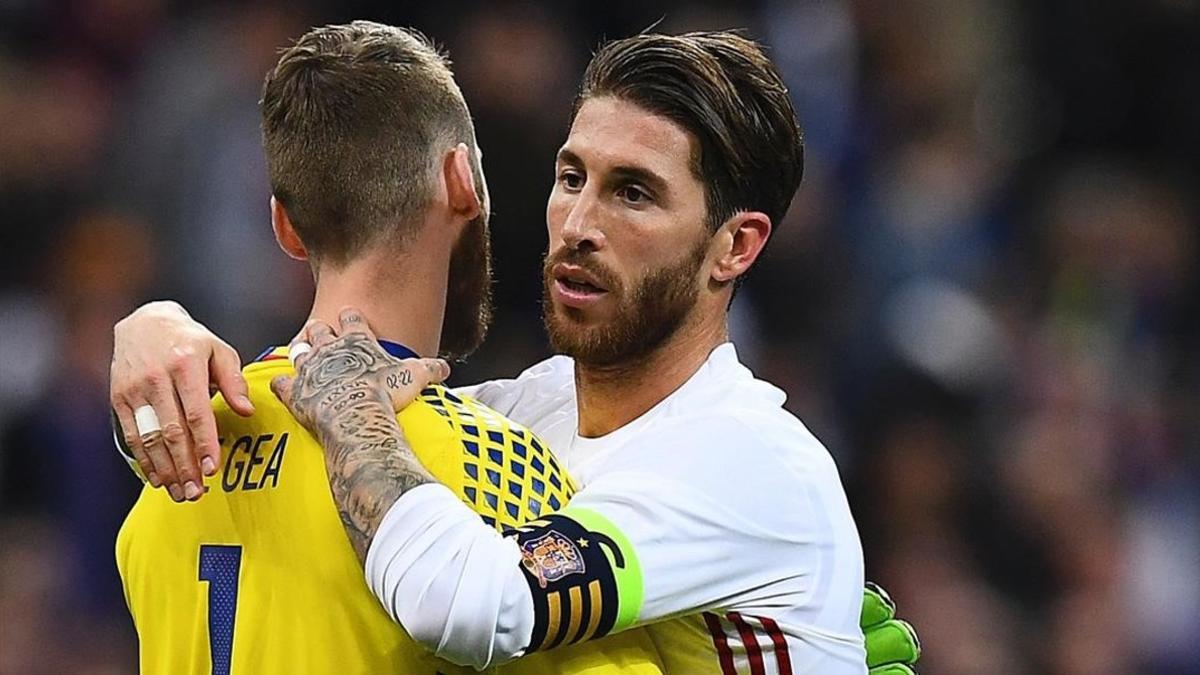 De Gea se abraza a Ramos al acabar el partido en París.