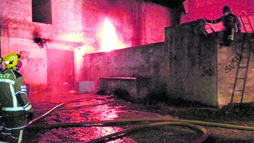 Crema una nau ocupada de Roses i el foc obliga a desallotjar una casa