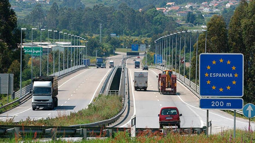 Tráfico por autopista en la frontera entre España y Portugal.