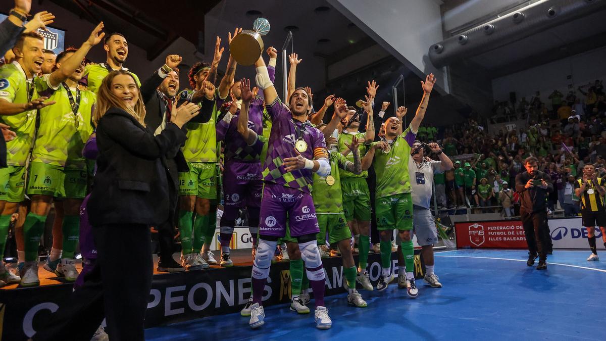 Marga Prohens entregó el trofeo de campeón de la Intercontinental al Palma Futsal