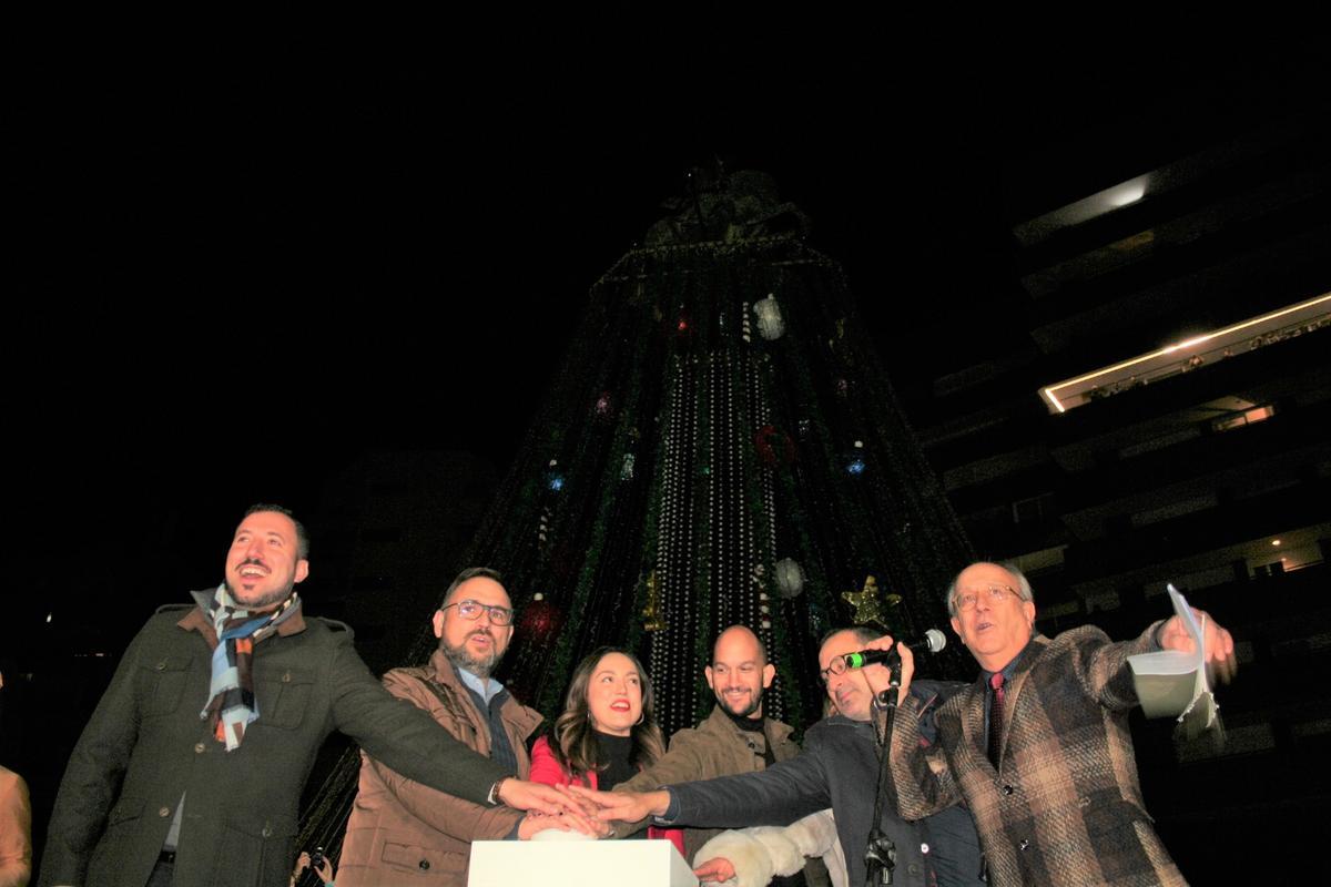 Francisco Morales, Diego José Mateos, María Parrado, José Ángel Ponce, Nines Mazuecos, José Luis Ruiz y Jesús Jódar, durante la cuenta atrás para el encendido de la iluminación extraordinaria de la Navidad.