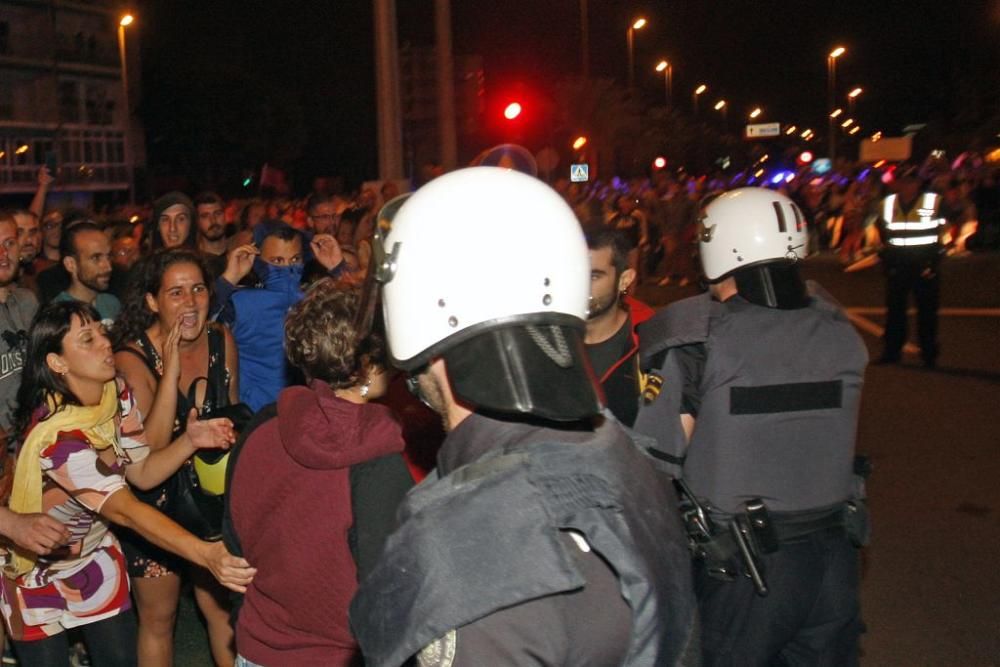 Los manifestantes protestan contra el AVE