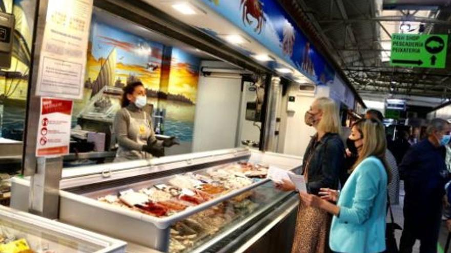 Eva Pomar y Patricia Guasp han visitado esta mañana el mercado municipal de Santa Catalina.