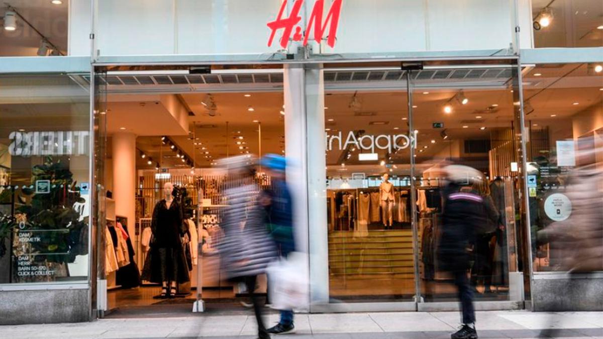 Un tienda de H&amp;M en una imagen de archivo.