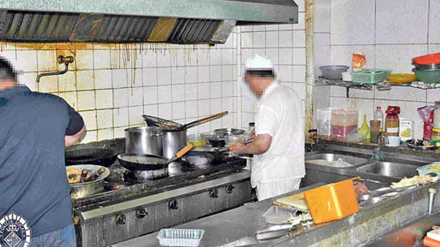 La cocina de uno de los establecimientos, durante el control.