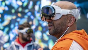 Usuarios prueban las gafas de realidad mixta Apple Vision Pro