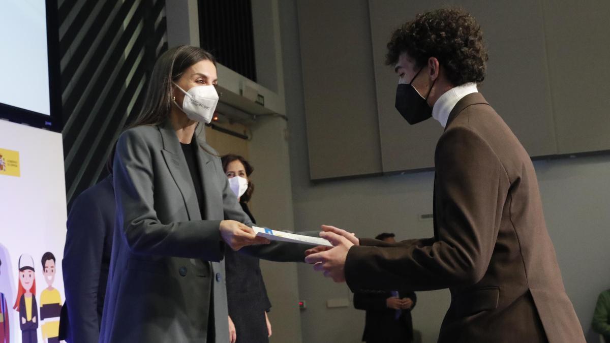 La Reina Letizia entrega el premio al estudiante toresano Mario Hernández