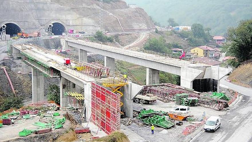 La construcción de los viaductos de Sotiello (Lena), en la variante de Pajares.