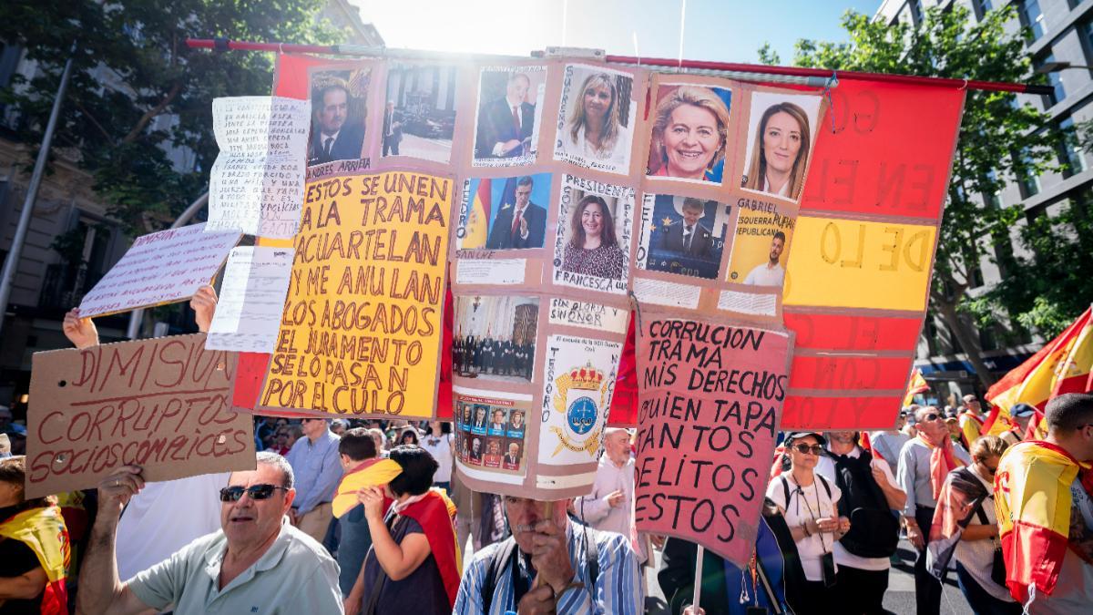 Numerosas personas marchan durante  una manifestación para exigir la dimisión del presidente del Gobierno, Pedro Sánchez, a 23 de mayo de 2026, en Madrid (España).